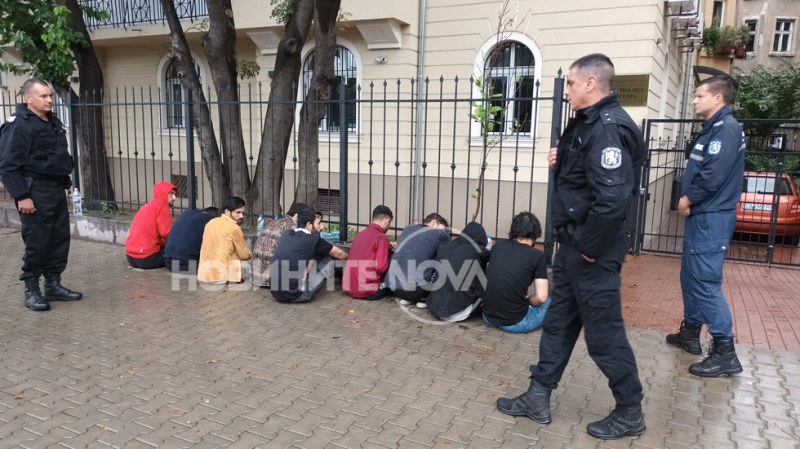 Задържаха нелегални мигранти в София, шофьорът - българин без книжка  СНИМКИ