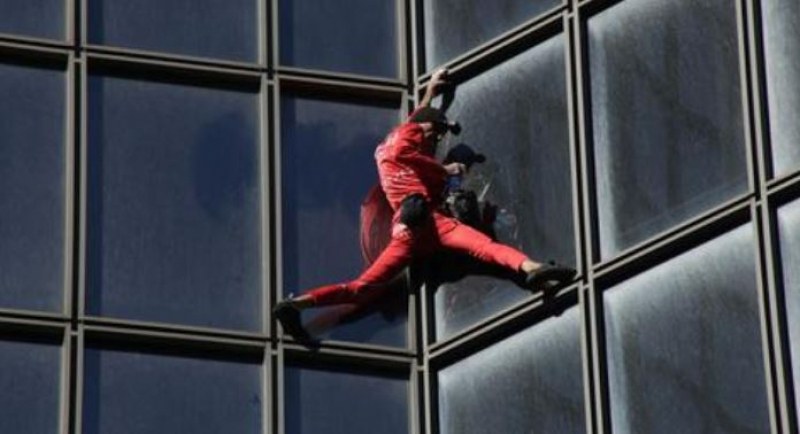 Катерач изкачи небостъргач, за да отпразнува 60-тия си любилей ВИДЕО