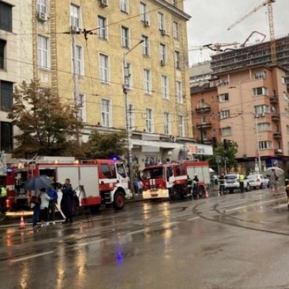 Жена загина а десет души пострадаха при пожара в хотел