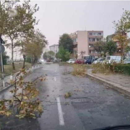 Електрозахранването в целия град Поморие вече е възстановено след ураганния