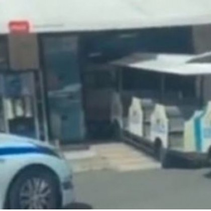 Атракционно влакче с няколко вагона се блъсна в супермаркет в