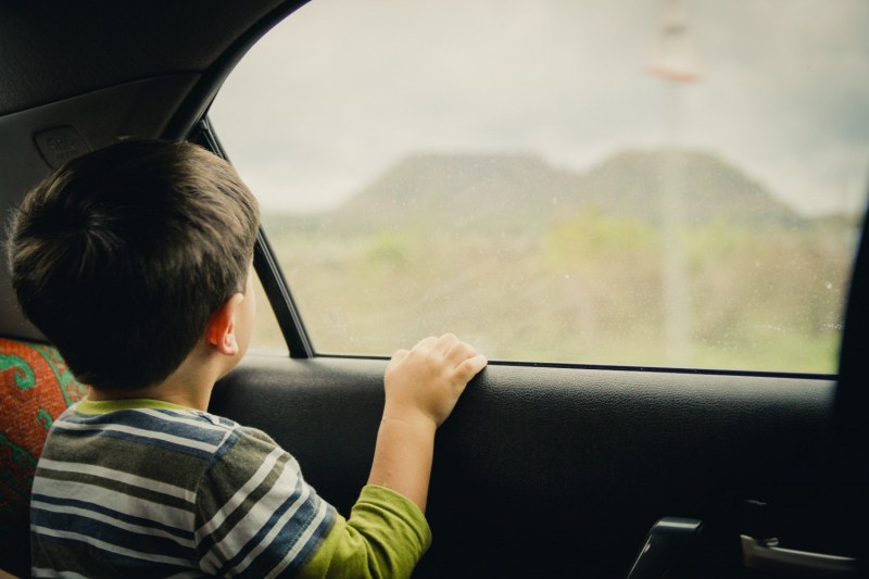 Тригодишно дете излетя от прозореца на движеща се кола ВИДЕО