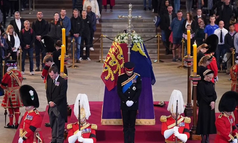 Внуците на Елизабет II се събраха на бдение край ковчега й СНИМКИ