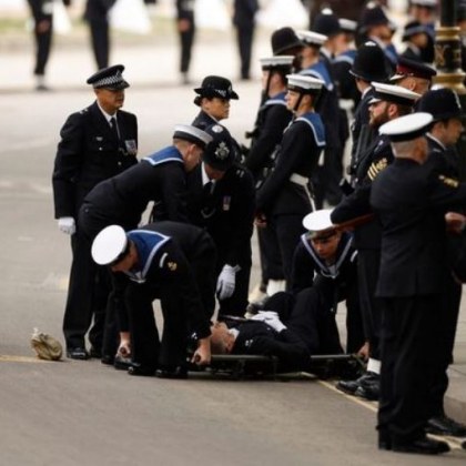 Полицай припадна по време на дежурство в Лондон за погребението