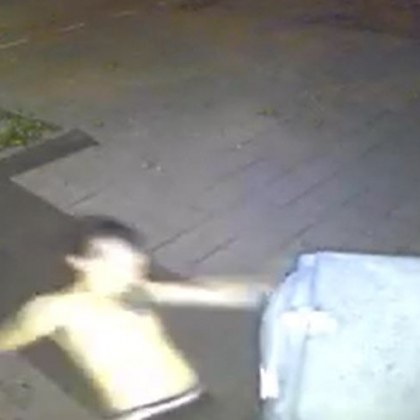 Млад мъж е запечатан във видео с грозната си проява