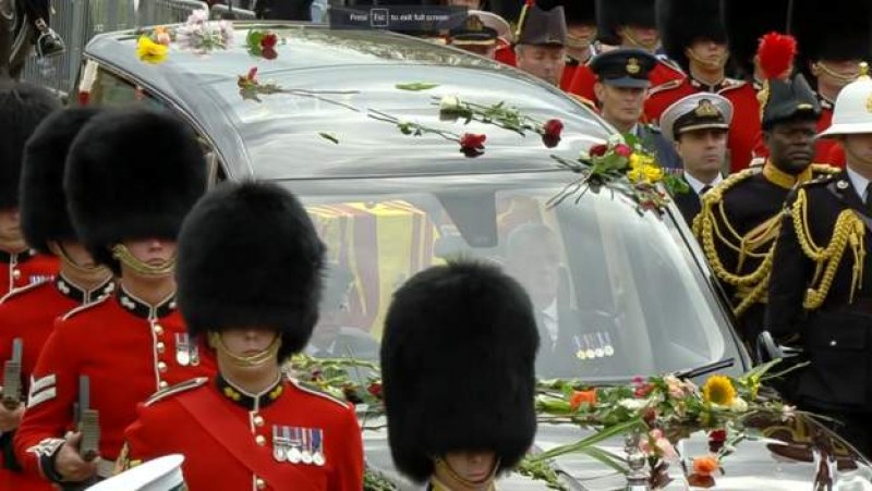 Начало на церемонията: Погребват кралица Елизабет Втора до принц Филип  НА ЖИВО