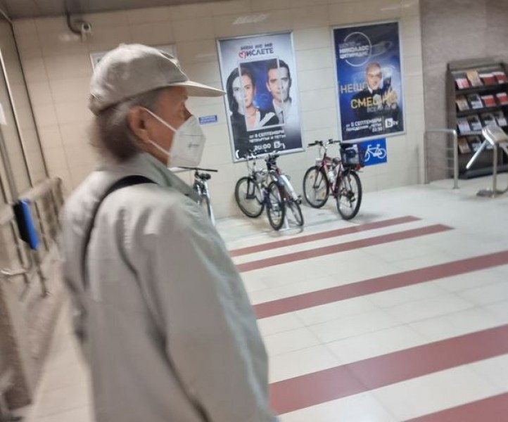 Пенсионер изрита дама в метрото, жена плаши с нож на улицата СНИМКИ