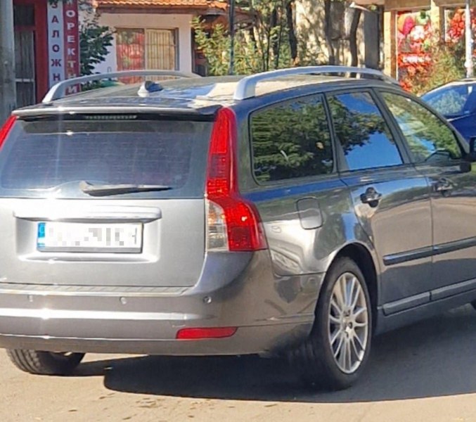 Нервен шофьор на кола налита на други, отваря им вратите СНИМКА