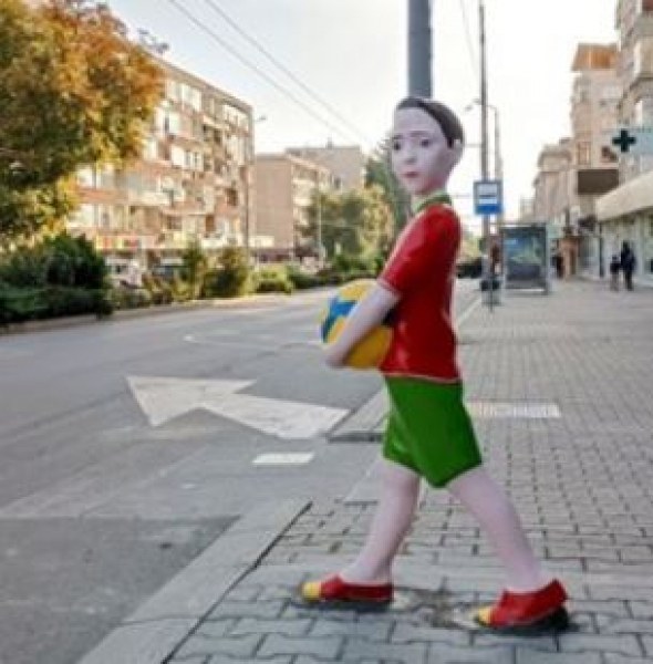 Пази ме! Фигури на деца следят старозагорските шофьори СНИМКА