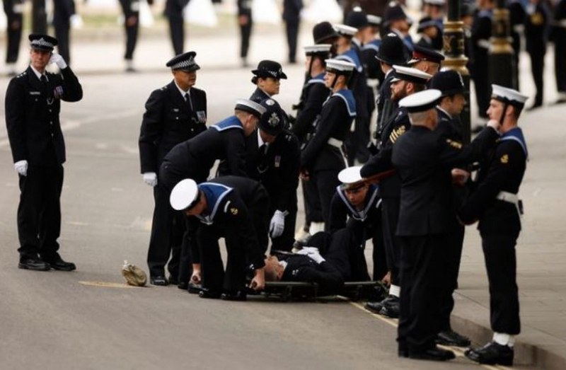 Полицай припадна по време на погребението на кралицата СНИМКИ