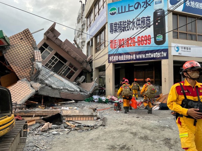 Серия от силни трусове удариха Тайван, има много ранени СНИМКИ