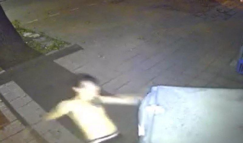 Вандал каратист си изля гнева на кафемашина ВИДЕО