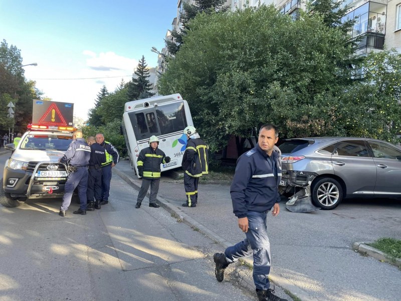 Автобус се блъсна в коли и дърво в София! Има ранени, сред които дете СНИМКИ