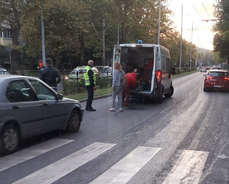 Кола блъсна пешеходец в Пловдив СНИМКА