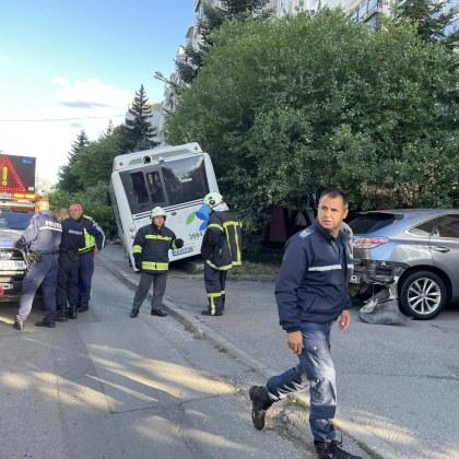 Катастрофа с автобус на градския транспорт е станала в София