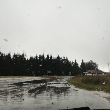 Дъжд примесен със сняг валя на прохода Петрохан Там градусите