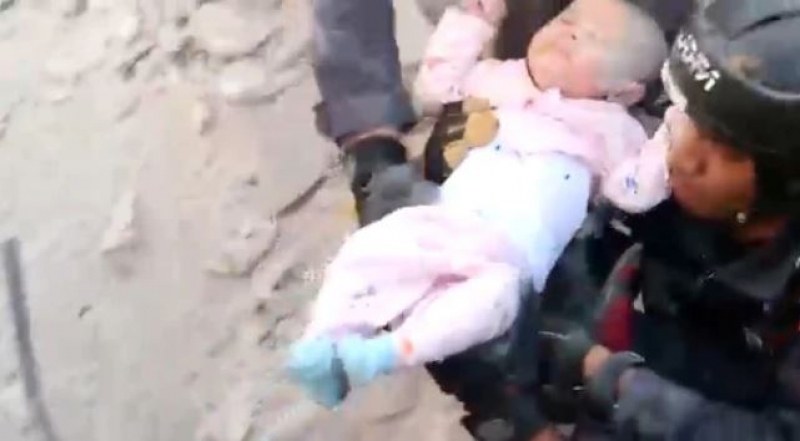 След 30 часа: Извадиха живо бебе изпод рухнала сграда ВИДЕО