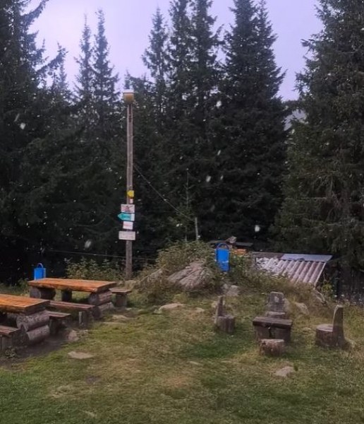 Сняг вали и на хижа 