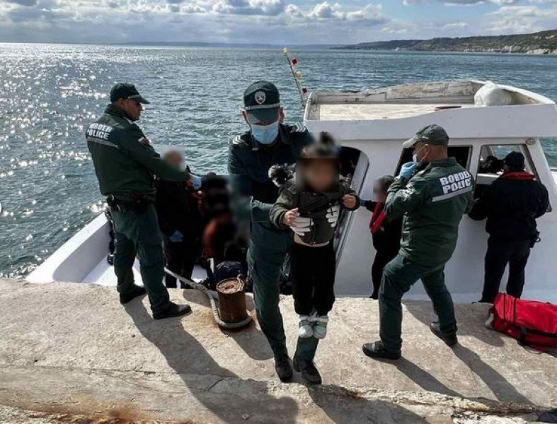 38 мигранти спасени при тежка операция в Черно море край нос Шабла  СНИМКИ