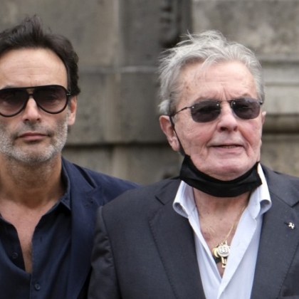 86 годишният актьор Ален Делон ще интервюира украинския президент Володимир Зеленски Това съобщава телевизионният