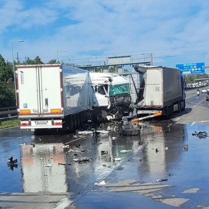 Тежка катастрофа с три камиона на европейска магистрала СНИМКА