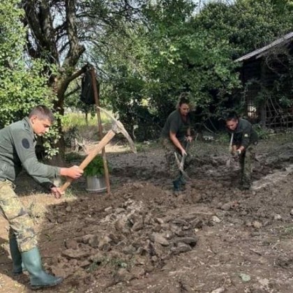 Военнослужещи от Българската армия продължават да помагат и в празничния