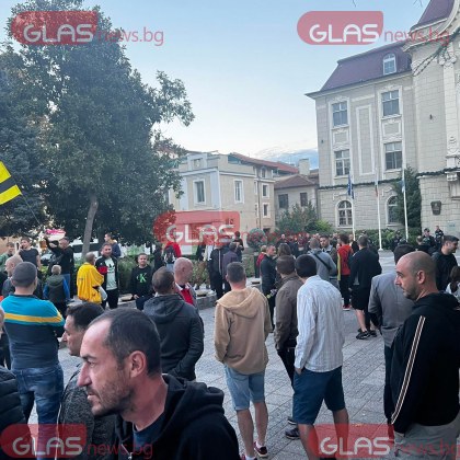 Привърженици на Ботев се събраха пред Община Пловдив въпреки забраната