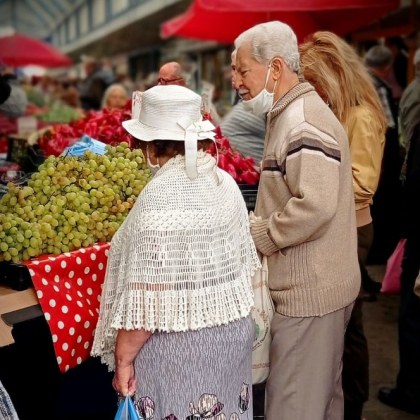 Снимка на възрастна двойка направена на столичен пазар предизвика възхищение