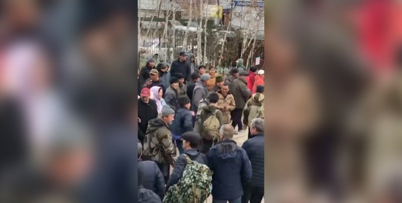Появиха се кадри с тълпи от мъже във военните комисии в Якутия и Чечня ВИДЕО