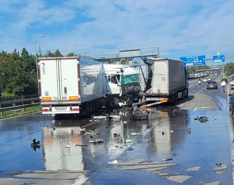 Тежка катастрофа с три камиона на европейска магистрала СНИМКА