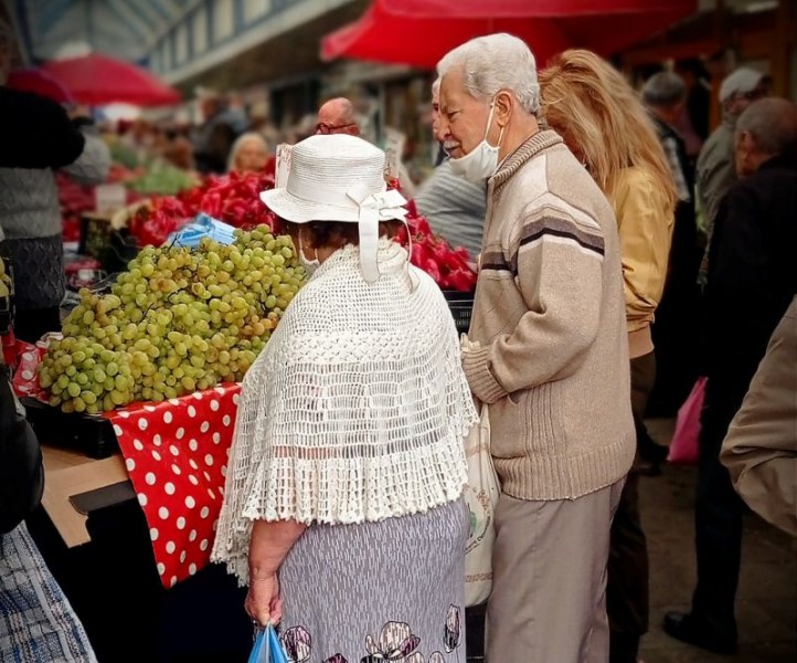 Снимка на възрастна двойка, направена на столичен пазар, предизвика възхищение