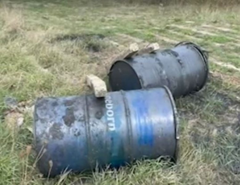 Изсипаха камион с опасни отрови в частен имот, неизвестни съборили оградата