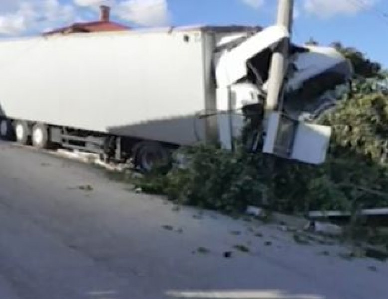 Камион се е блъснал в постройка в плевенско село.Инцидентът е
