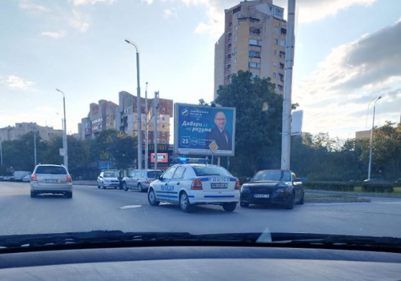 Кола се блъсна в стълб в Пловдив СНИМКИ