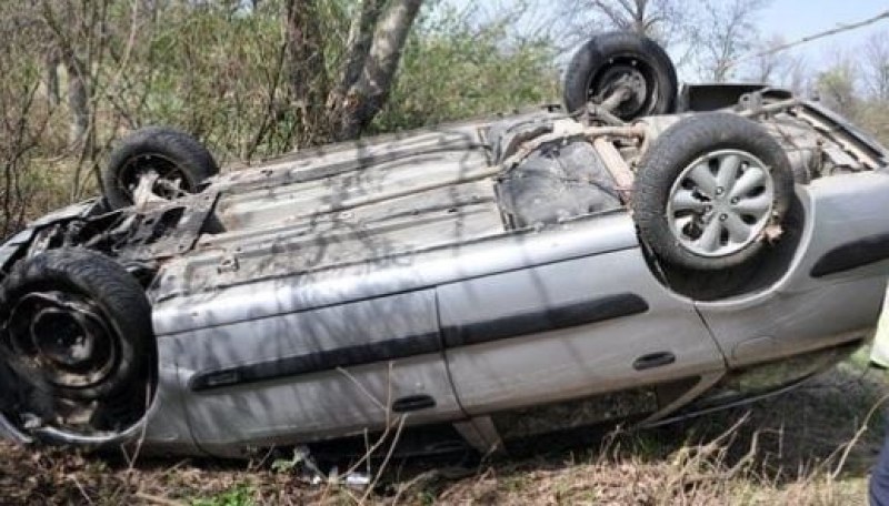 Шофьор почина, след като се преобърна в нива в Бургаско,
