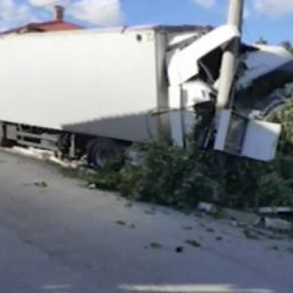 Камион се е блъснал в постройка в плевенско село Инцидентът е