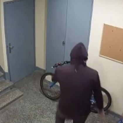 Камери за видеонаблюдение са записали нагла кражба на велосипеди в