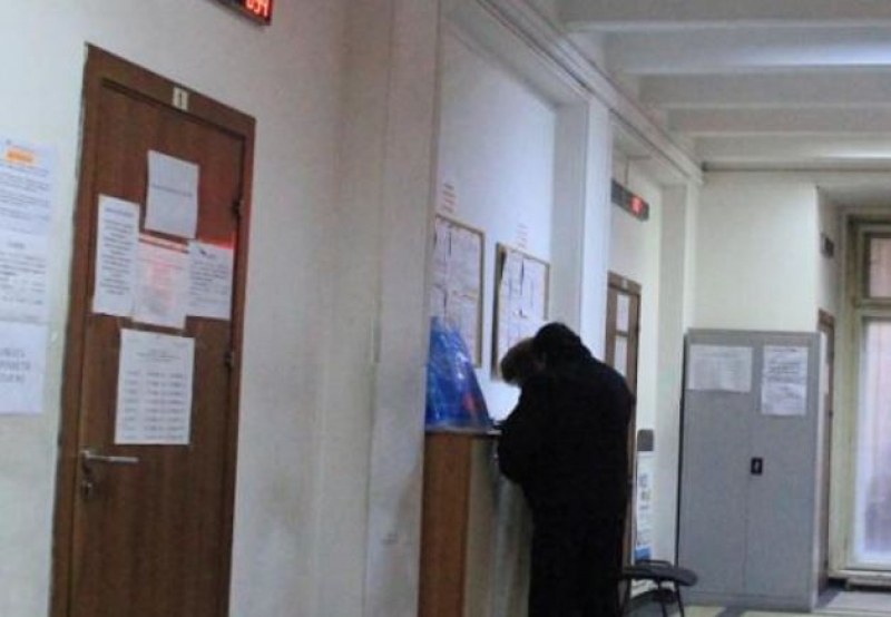 Млада жена наби чиновничка при скандал