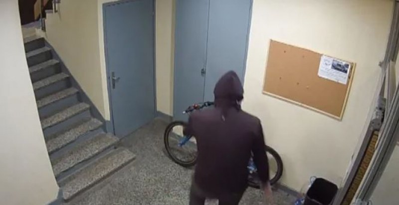 Наглеци откраднаха колела от блок в София СНИМКИ