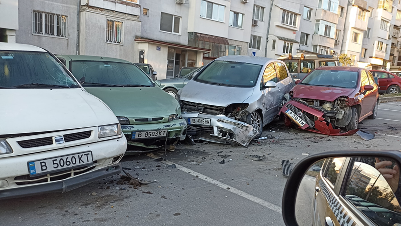 Няколко паркирани коли са помляни в морската столица, видя GlasNews.bg.Инцидентът