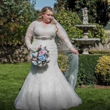 В Обединеното кралство булката Кейли Станд продължи да празнува на сватбата