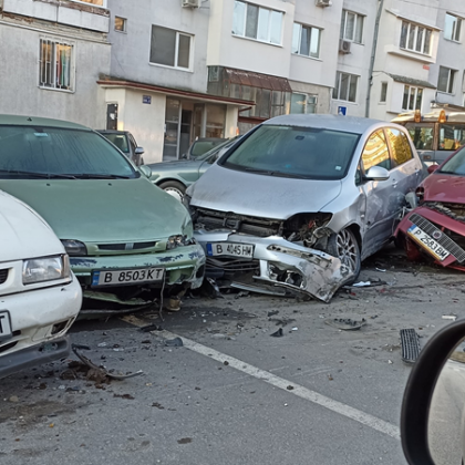 Няколко паркирани коли са помляни в морската столица видя GlasNews bg Инцидентът
