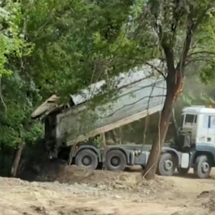 Видео показва как тежки камиони изхвърлят строителни отпадъци в дере