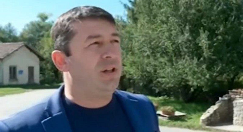 Кмет преследва мигранти с километри