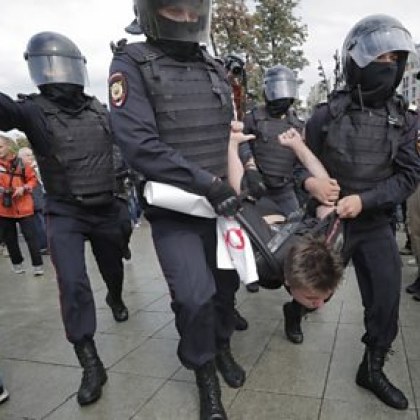 Стотици са арестувани в Русия на протестите срещу мобилизацията Според неправителствени