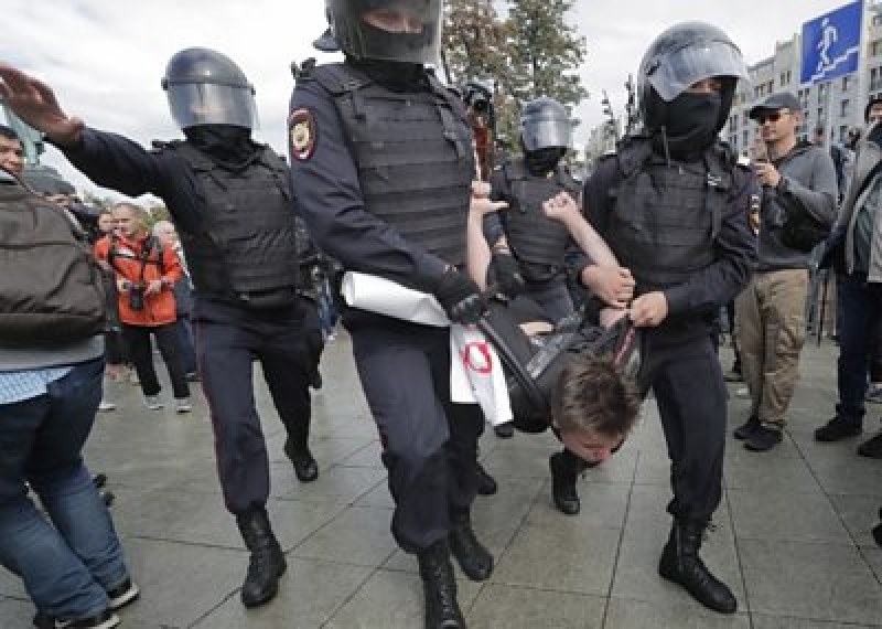 Над 700 арестувани в Русия на протестите срещу мобилизацията