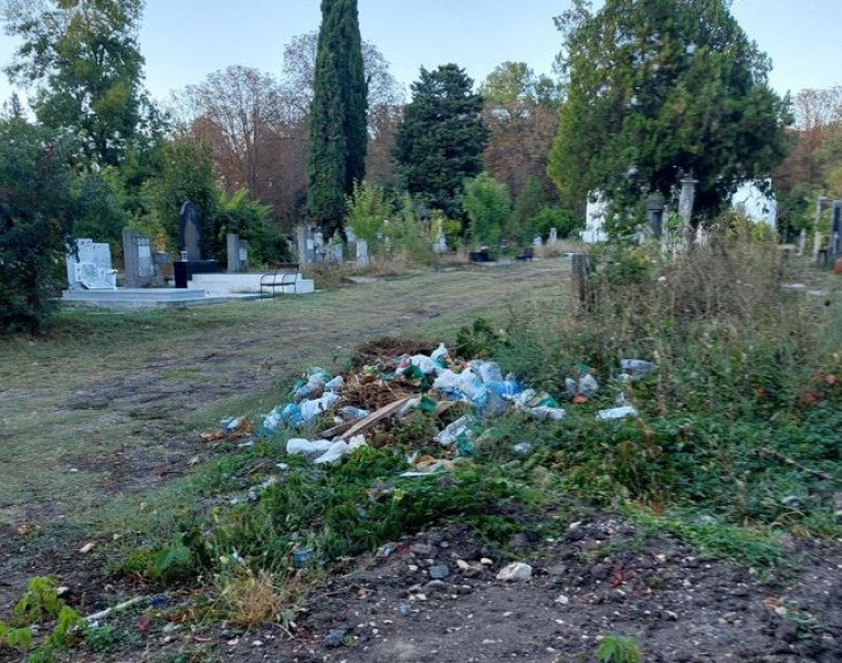 Треволяк и боклуци - гледката на варненските гробища СНИМКИ