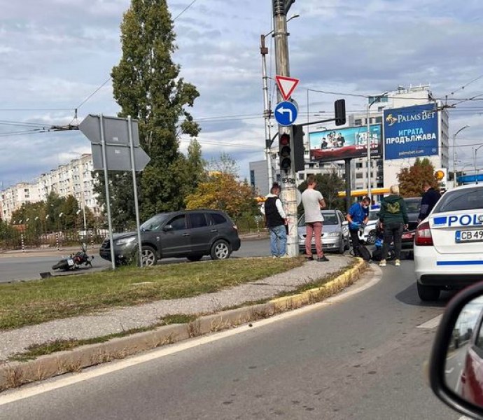 Инцидент с моторист в София, линейка и полиция са на мястото СНИМКИ