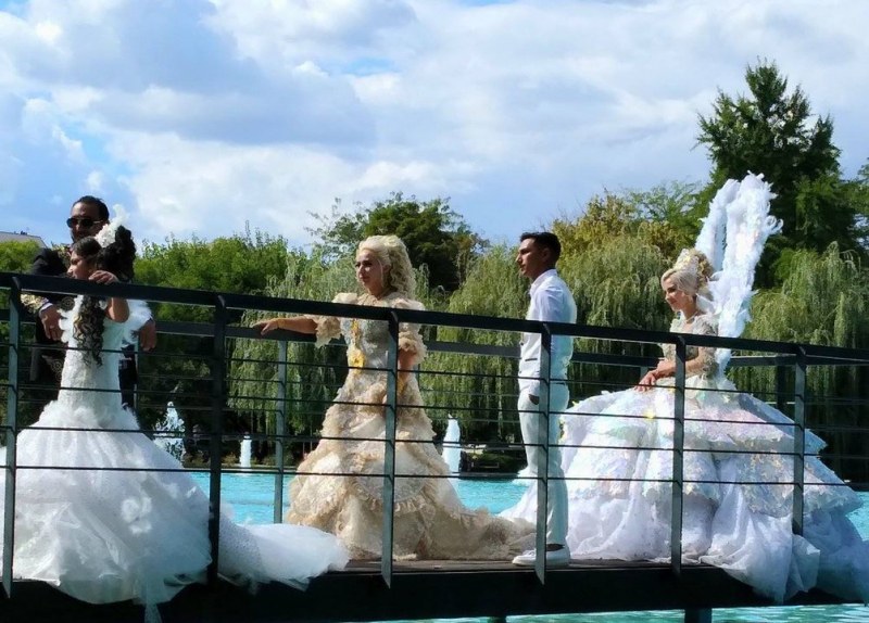 Пищна сватба превзе любимо място в Пловдив, мрежата се раздели СНИМКИ