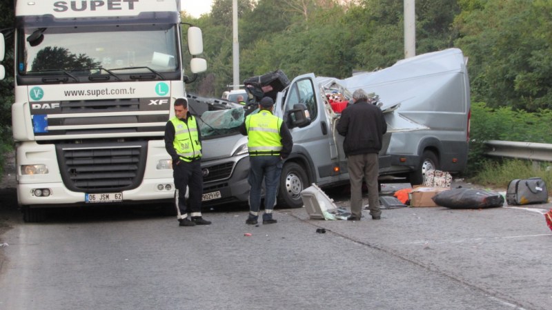 Пловдивски бус и камион са фатално катастрофиралите край 